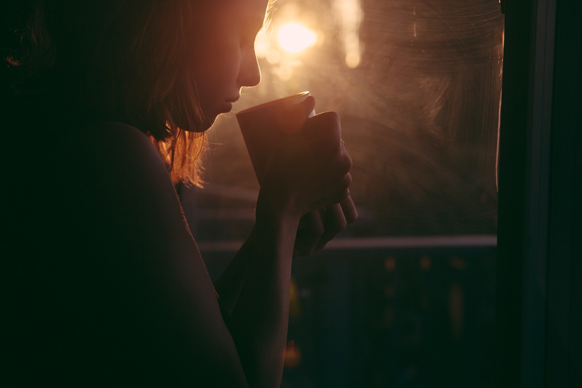 sensitive teeth - girl holding mug